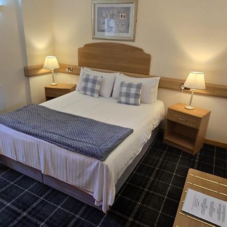 The Red Lion Tavern Fochabers Eksteriør billede